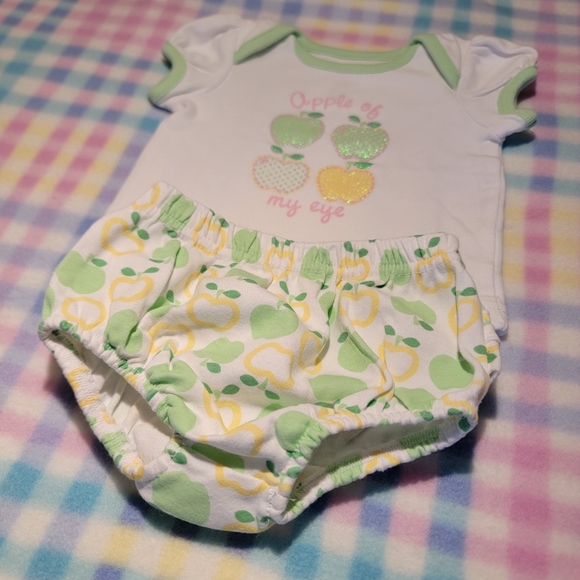 BABYWORKS 🍏 Sweet 2pc Green Yellow White "APPLE OF MY EYE" Ruffled Outfit 0-3M - Picture 3 of 16